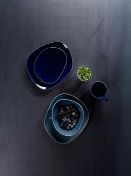 like-by-Villeroy-Boch-Organic-Dark-Blue-gedeckter-Tisch-1